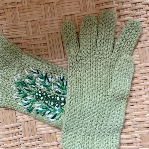 Wool Gloves with Embroidered Garden Design in Mint Green 🌷✨✨✨ - Picture 6 of 9